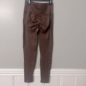 SHEIN scrunch workout leggings. Size medium.